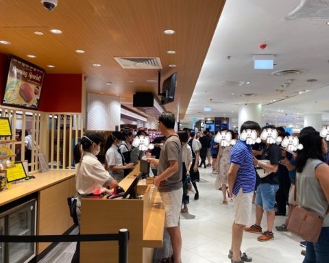 シンガポールスシロー　長蛇の列